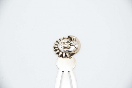 Marcador de livros em prata com relevos do Sol e Lua